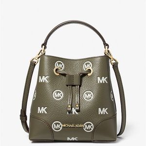 MICHAEL KORS
Mercer Small Logo Embossed Leather Bucket Bag
COLOR OLIVE
NWT